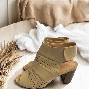 $10 add on Sears tan Beige open toe ankle strap stacked heel Sandals Size 9